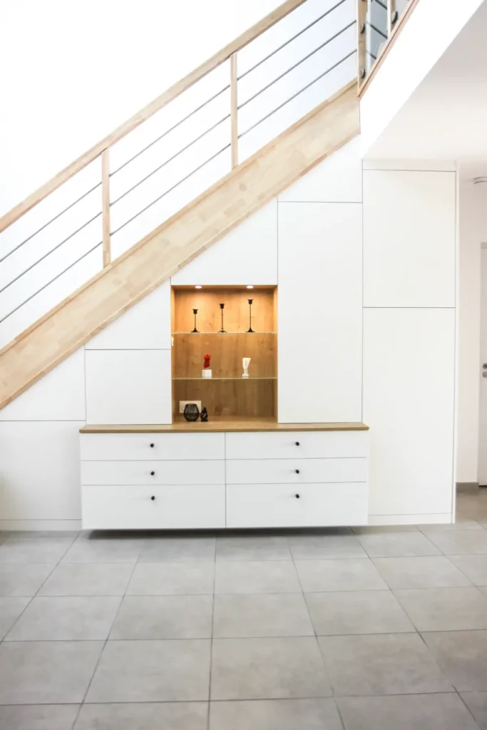 Vue de face placard d'entrée sous escalier